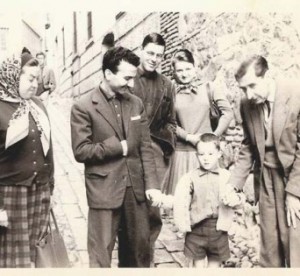 Emilia Palomo de Valente, Julio López Cid, José Ángel Valente, Sally Crane, esposa de Aquilino Duque, el hijo de Valente y Emilia, Antonio, y José Bergamín fotografiados en Toledo en 1962. 