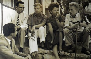 De izquierda a derecha: Emilio Sanz de Soto, Pepe Carleton, Truman Capote y Jane y Paul Bowles. Tanger 1949.